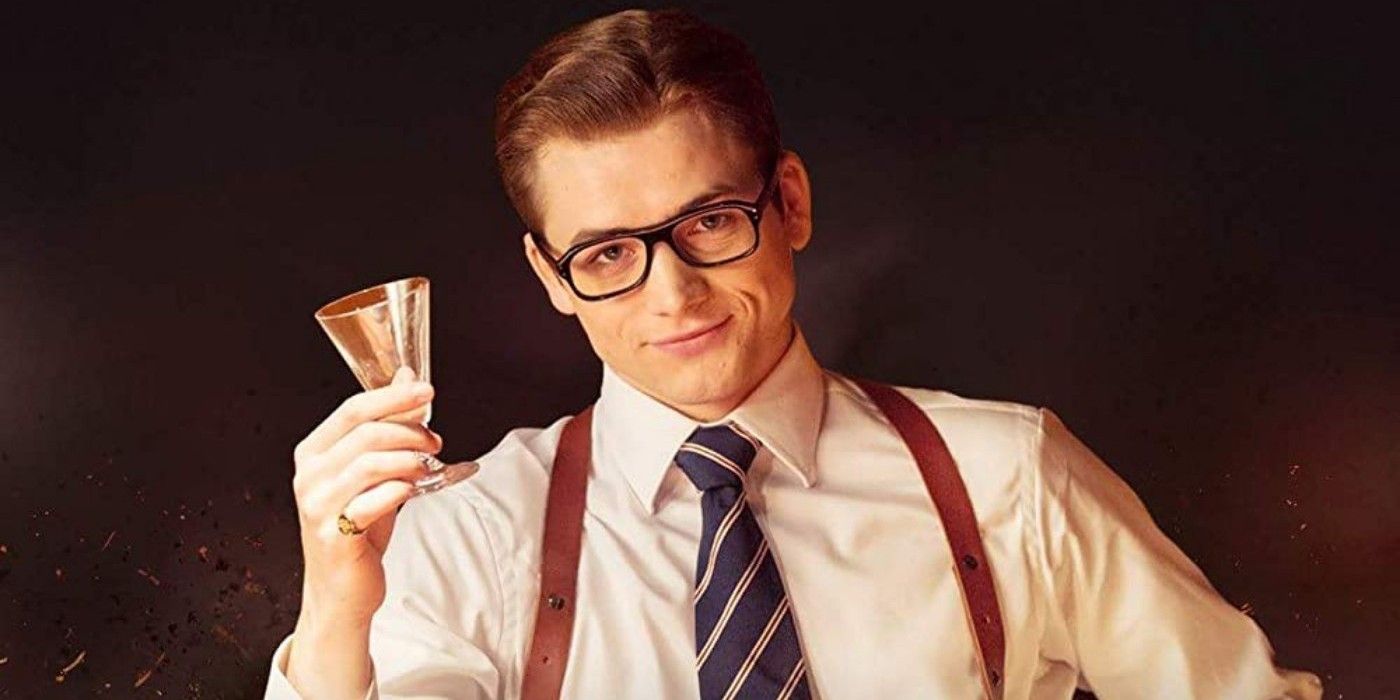 Eggsy levantando seu copo em Kingsman