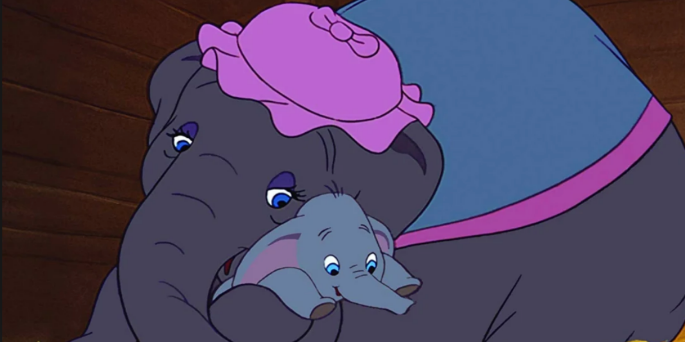 Dumbo é segurado por sua mãe no início do filme.