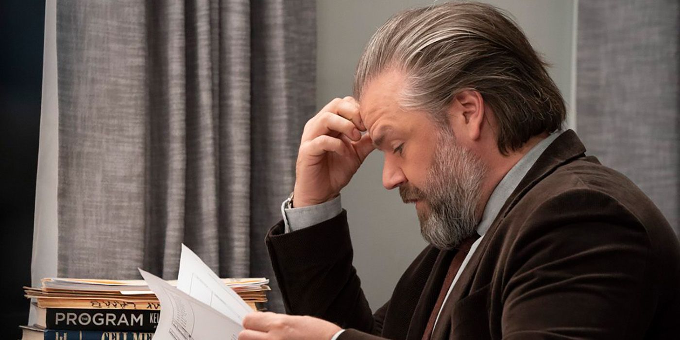 El Dr. Iggy Fromm (Tyler Labine) está deprimido en su oficina con las manos en la cabeza.