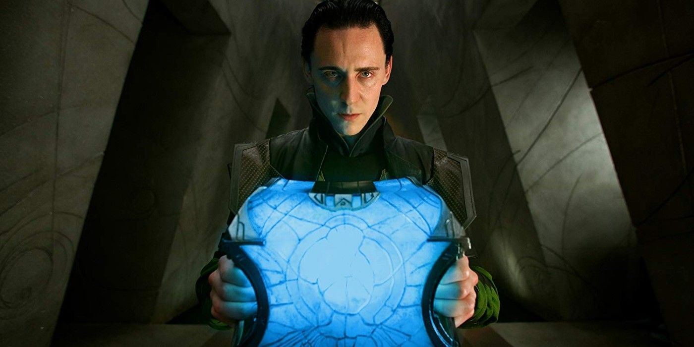 Loki segurando o Tesseract em Thor