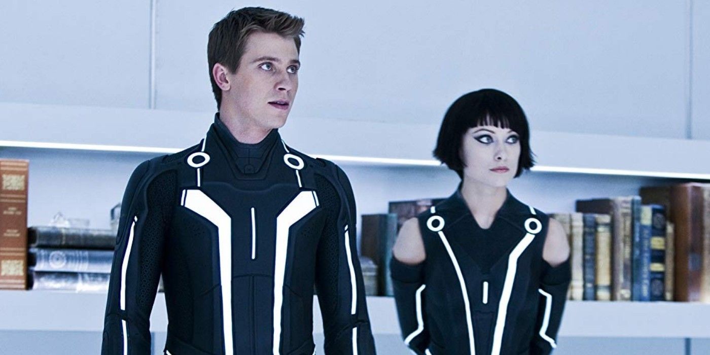 Sam and Quorra in the library in Tron: Legacy
