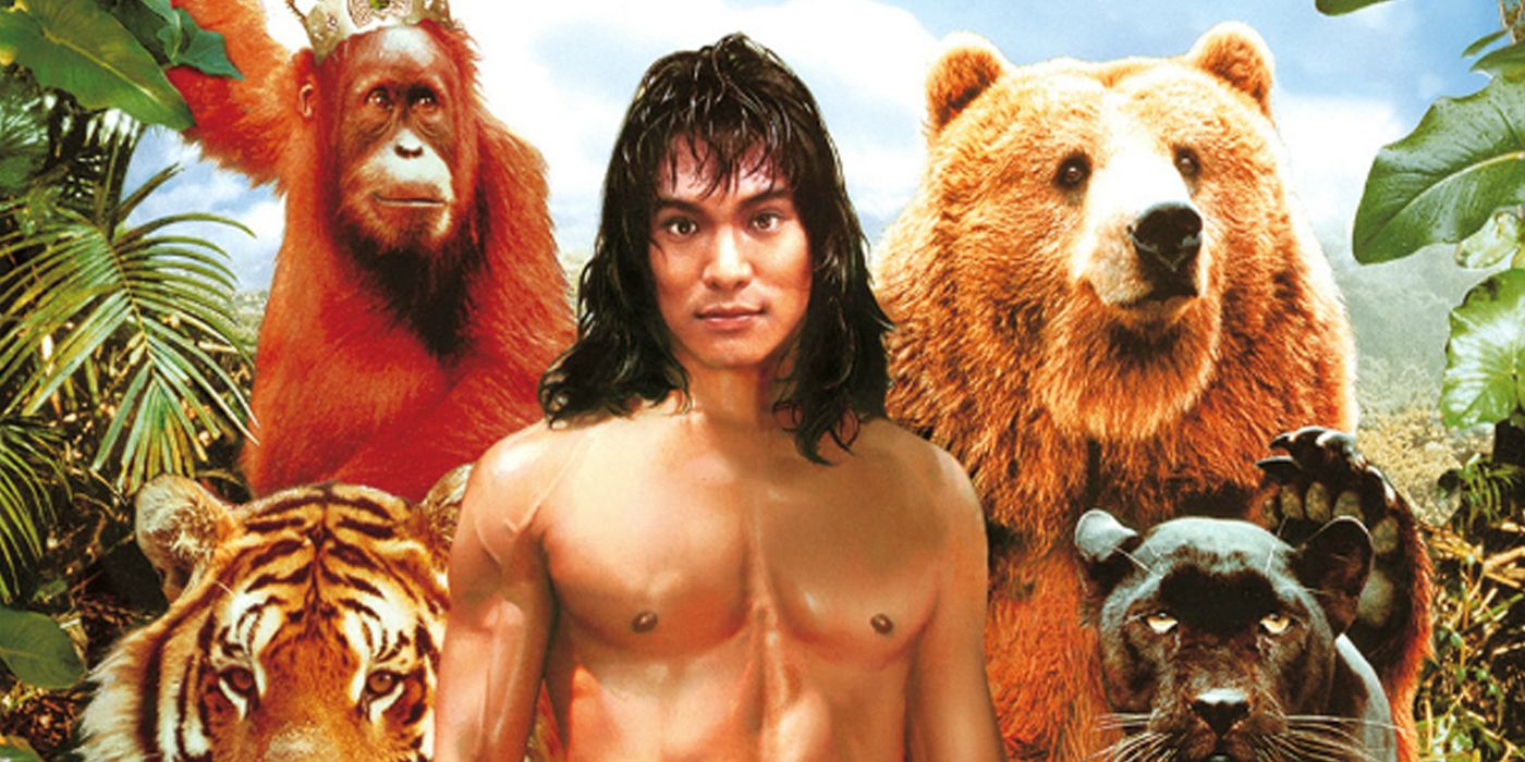 Jason Scott Lee cercado por animais em O Livro da Selva