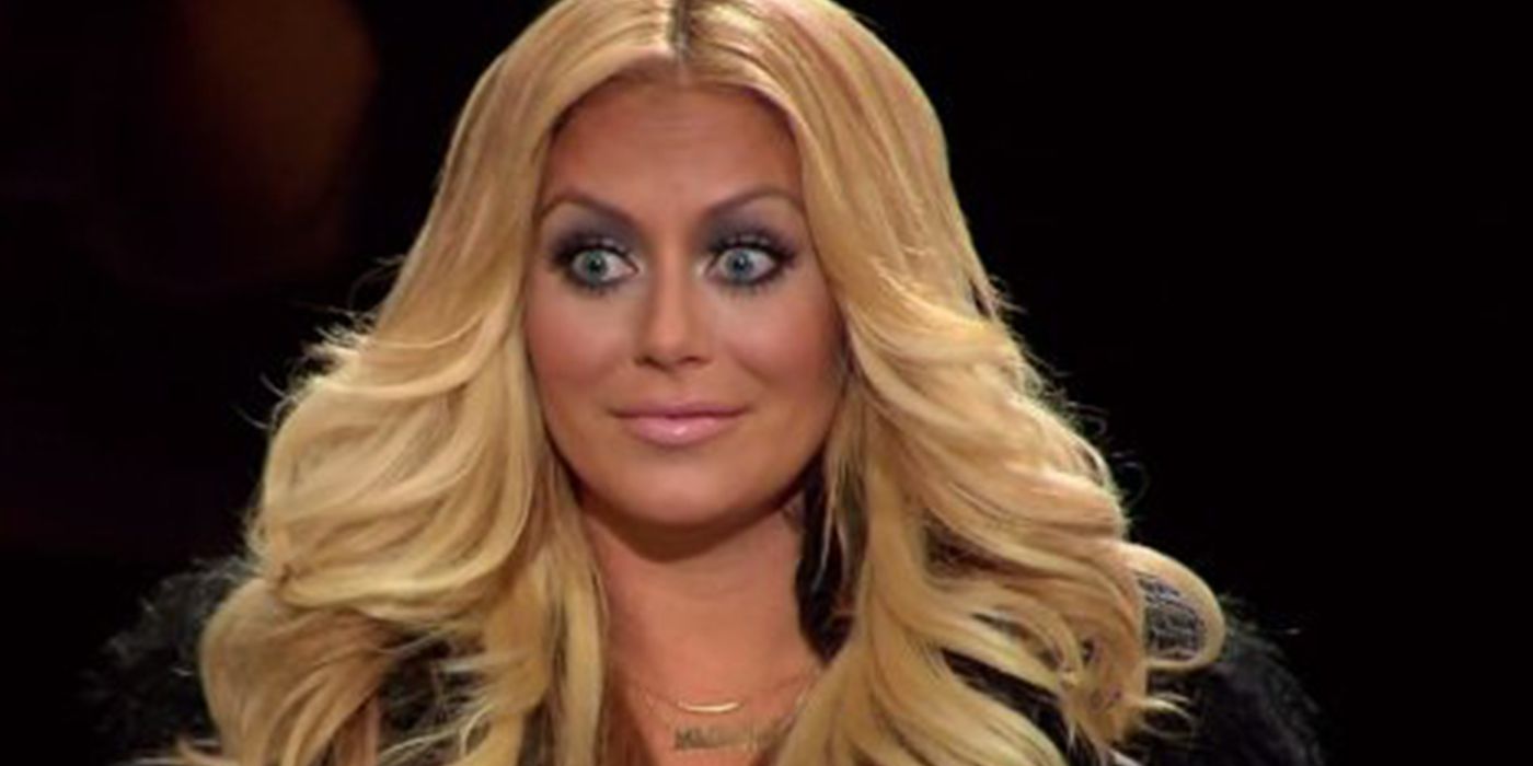 Aubrey O'Day parecendo surpresa em RuPaul's Drag Race.