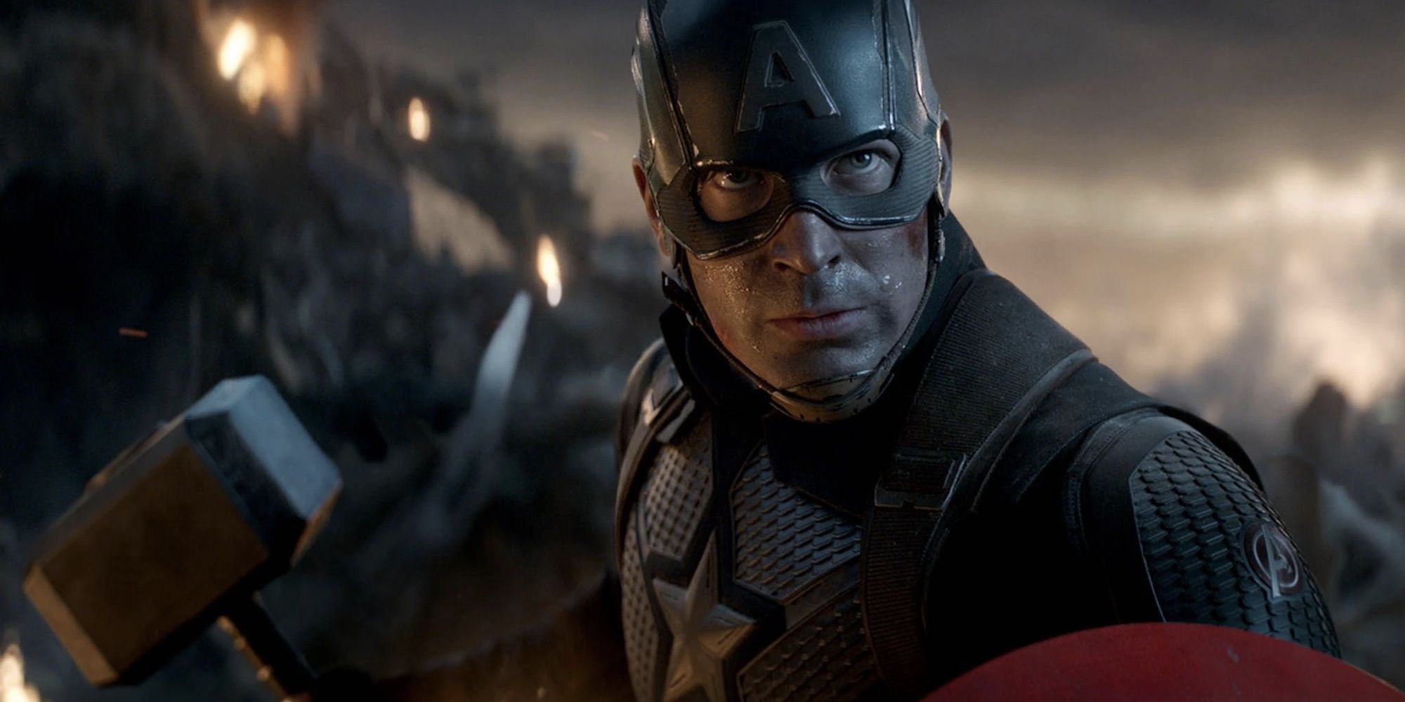 Capitão América (Chris Evans) empunha Mjolnir em Vingadores: Ultimato