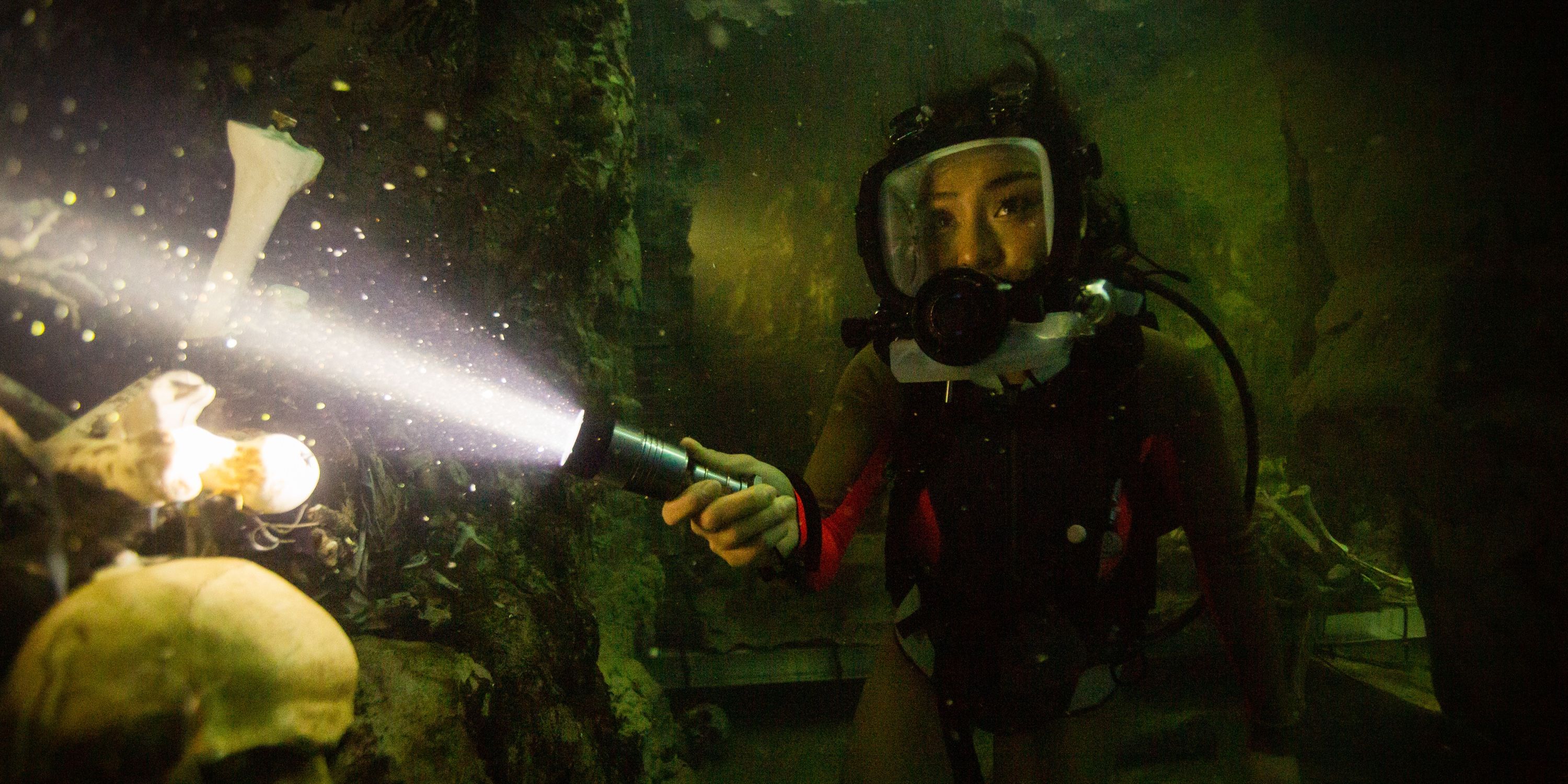 A woman shines a flashlight underwater in 47 Meters Down Uncaged 