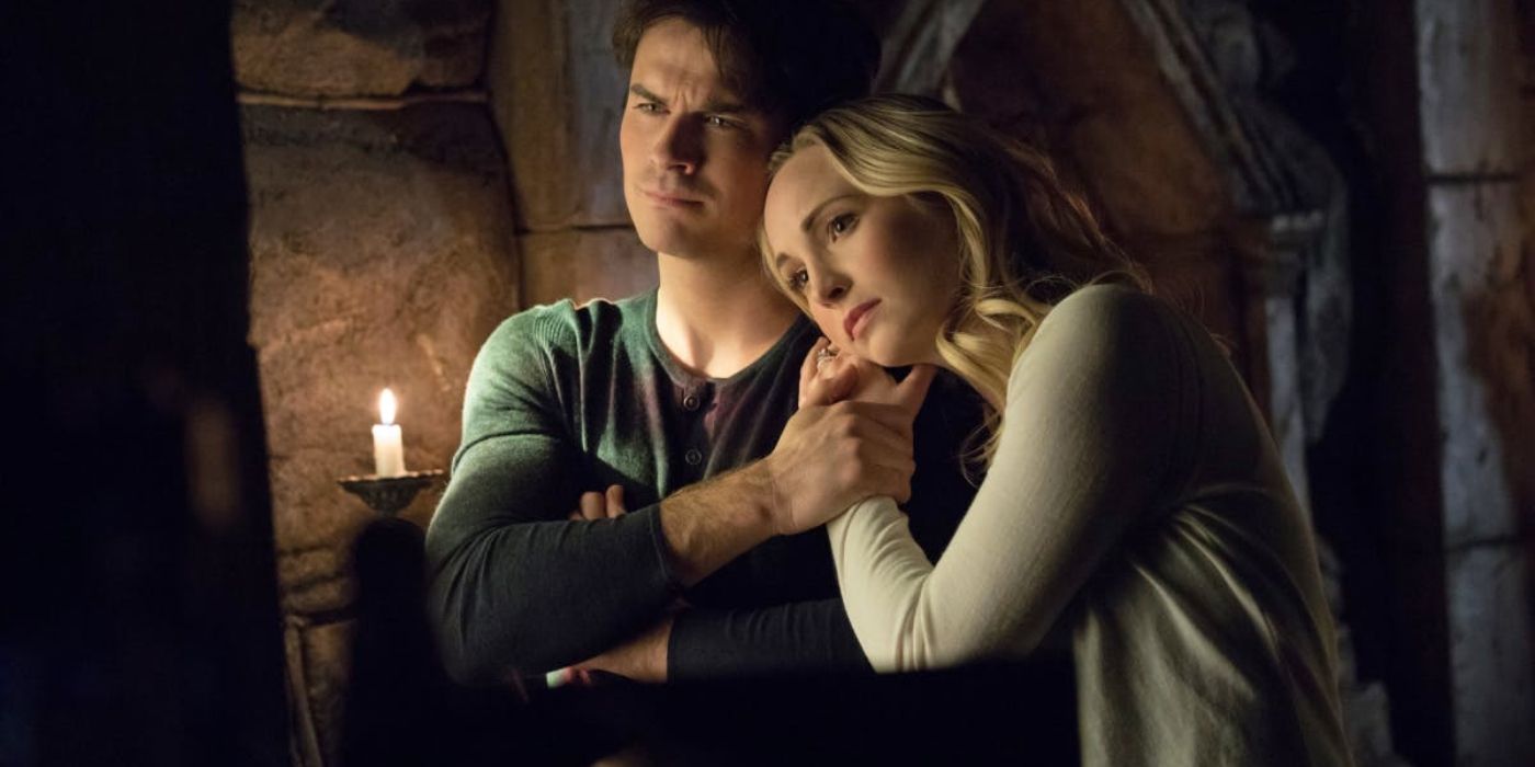 Caroline e Damon se abraçam em The Vampire Diaries.