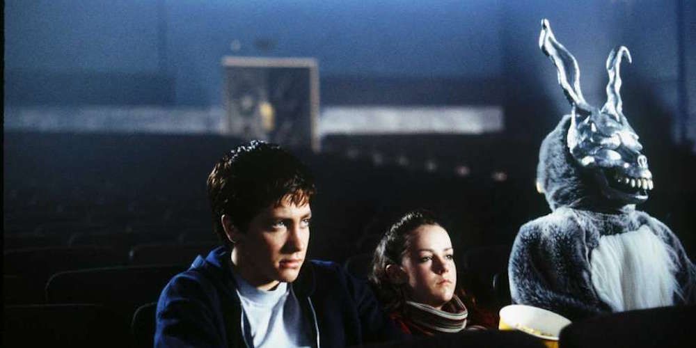 Donnie, Gretchen e Frank em um cinema em Donnie Darko.