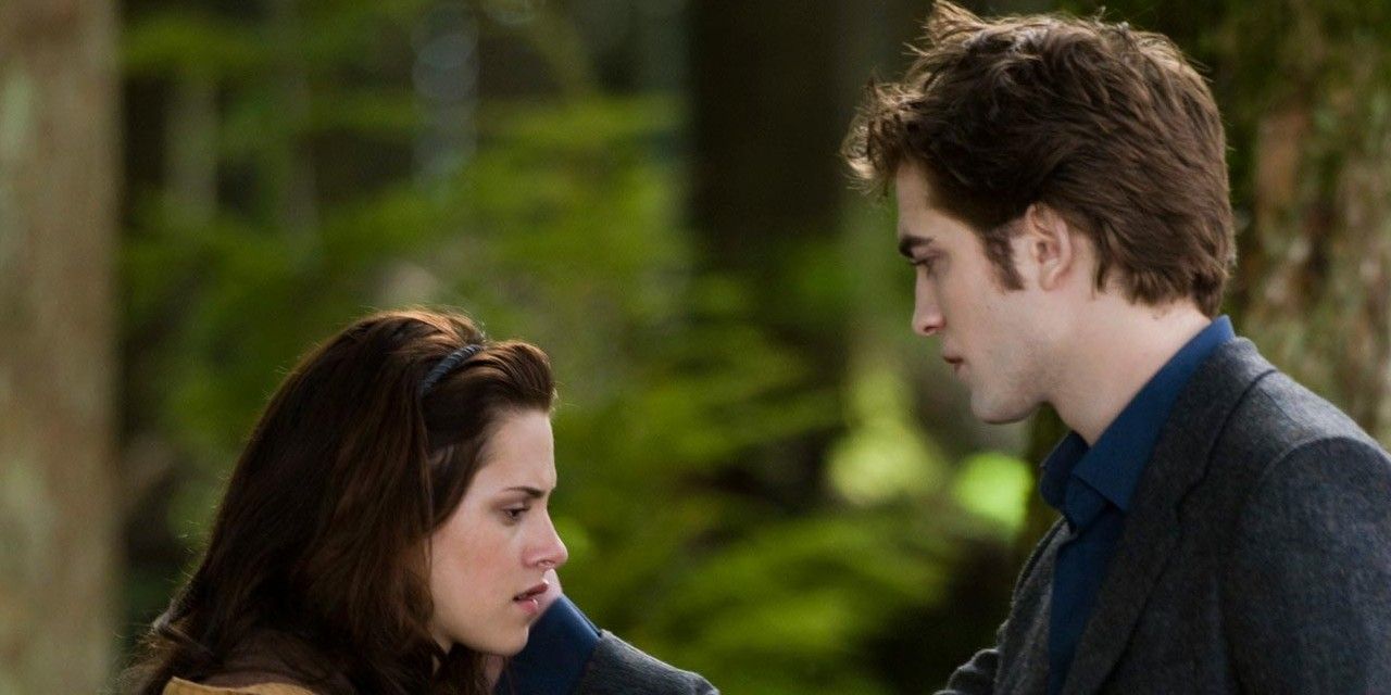 Bella e Edward conversando na floresta em Crepúsculo