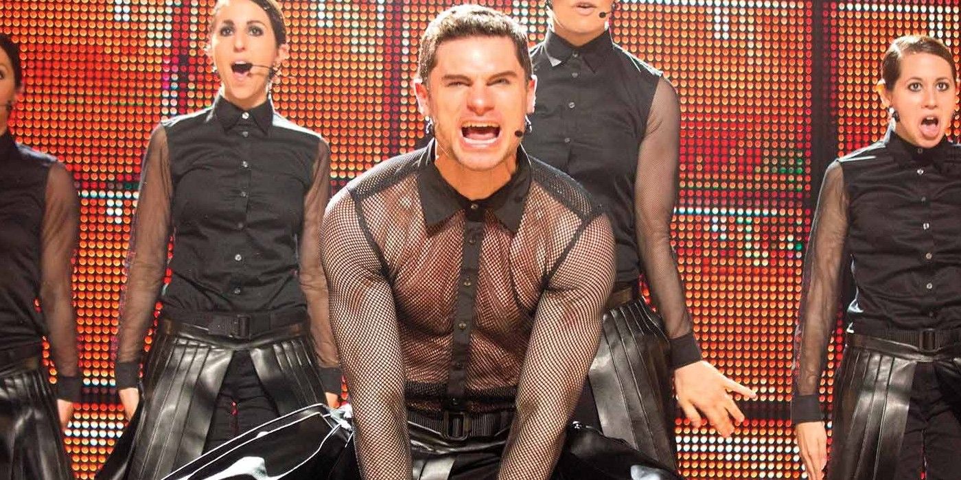 Flula Borg performing in Pitch Perfect 2 as part of Das Sound Machine