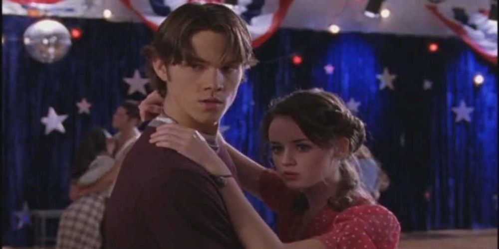 Dean and Rory dance at the marathon on Gilmore Girls