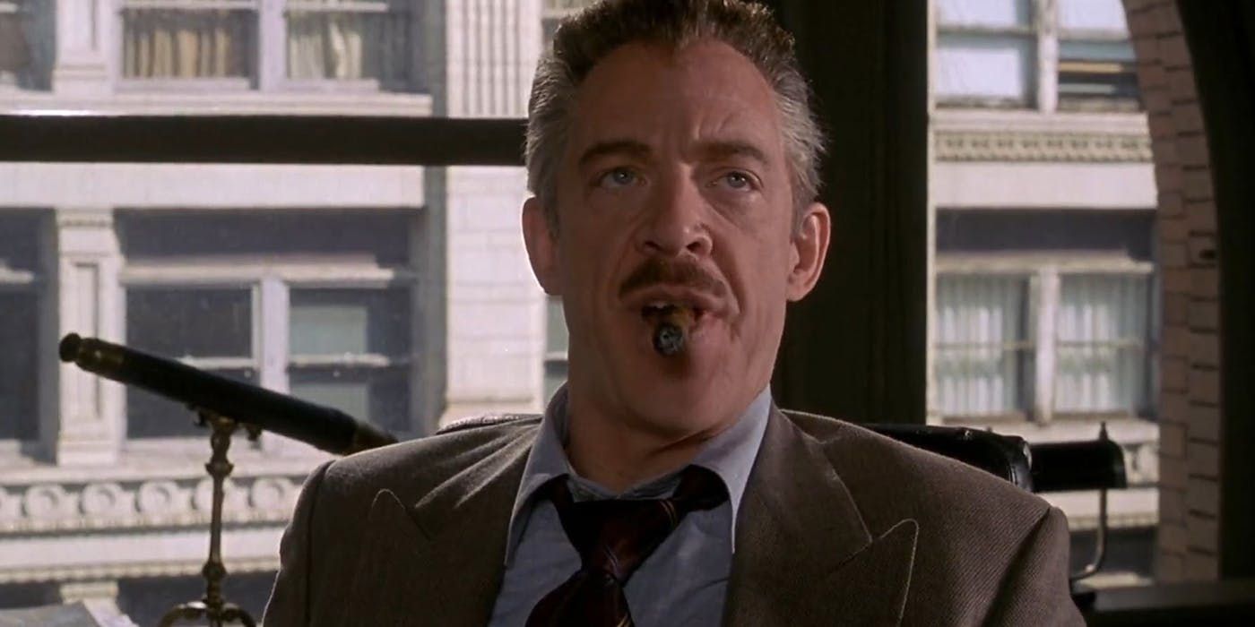 J. Jonah Jameson fuma un sigaro nel suo ufficio in Spider-Man