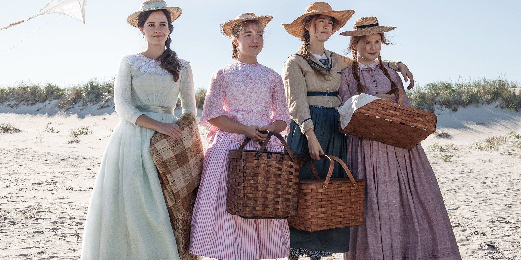 As irmãs March segurando cestas de piquenique na praia no filme Adoráveis ​​Mulheres.