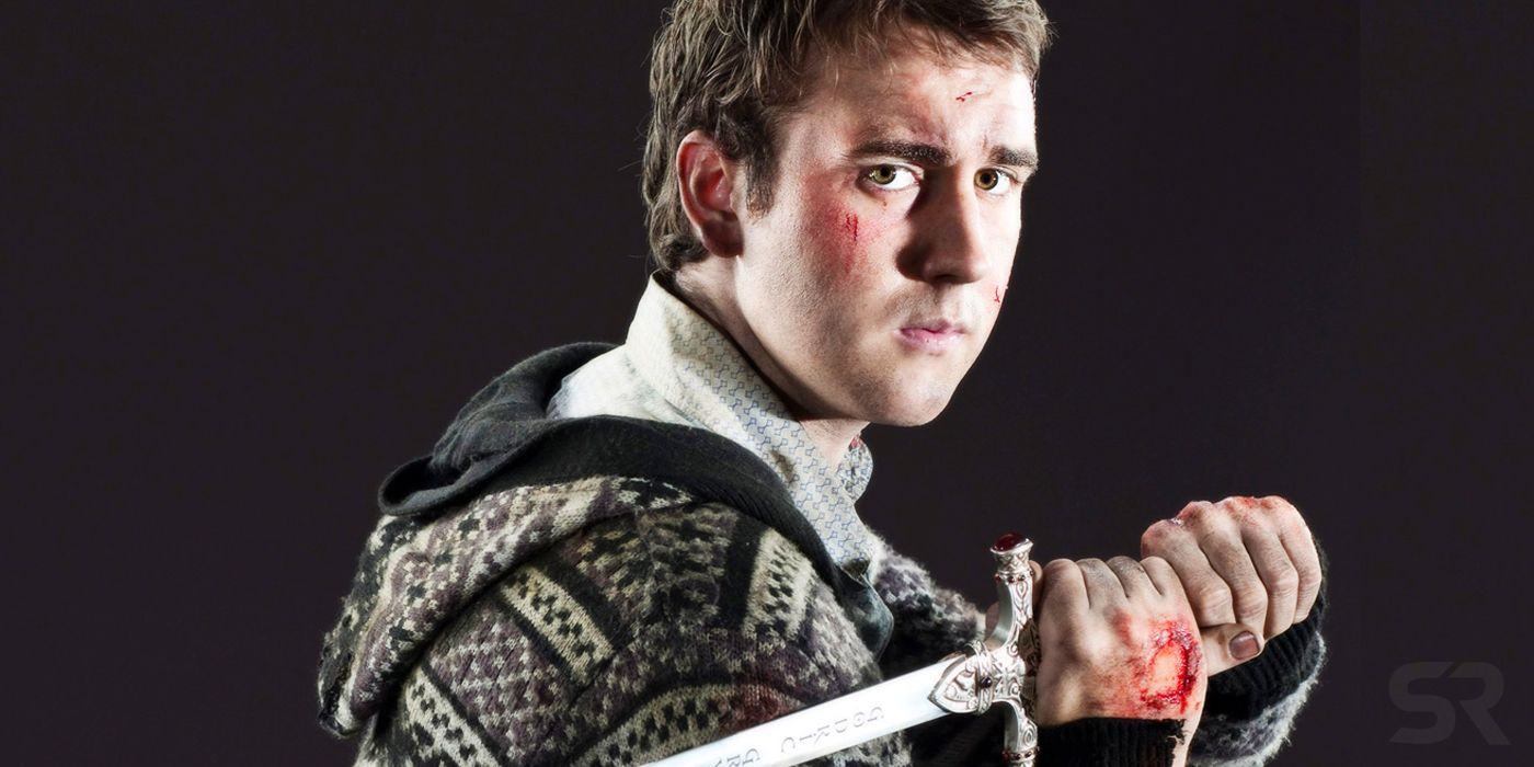 Matthew Lewis dans le rôle de Neville Londubat tenant l'épée de Gryffondor dans Harry Potter