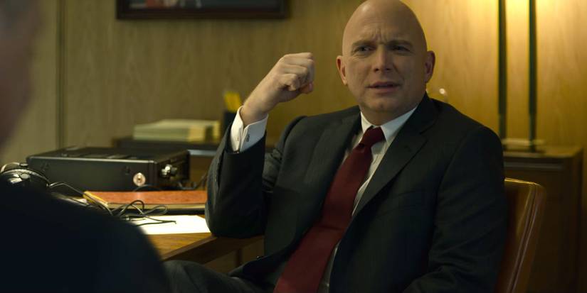 Ted Gunn from Mindhunter, sitting at a desk