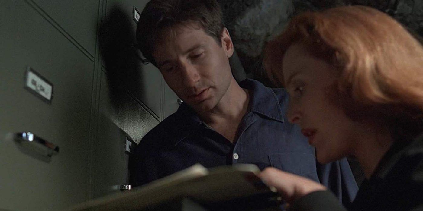 Mulder and Scully in Paper Clip X-Files
