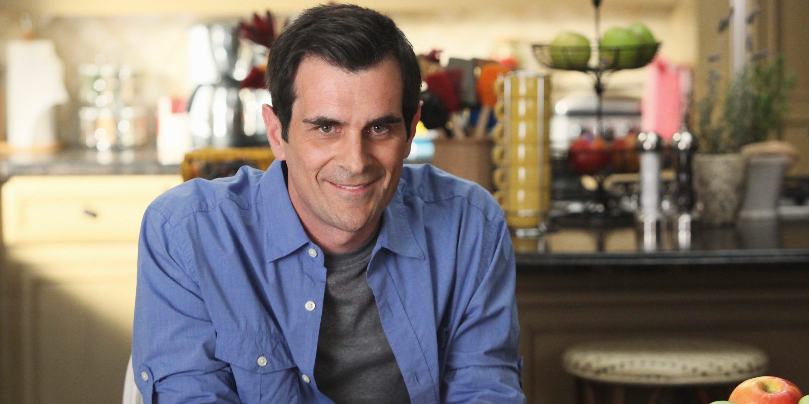 Phil Dunphy looking at the cameras in season 1 of Modern Family