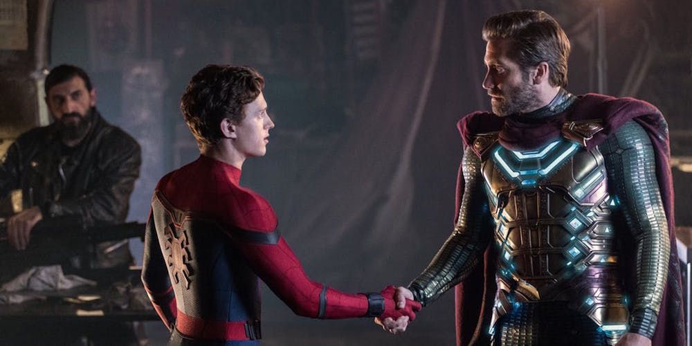 Mysterio apertando a mão de Peter em Homem-Aranha Longe de Casa