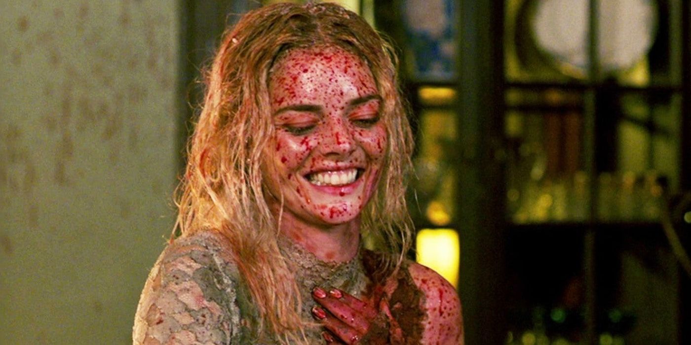 Grace souriant alors qu'elle est couverte de sang
