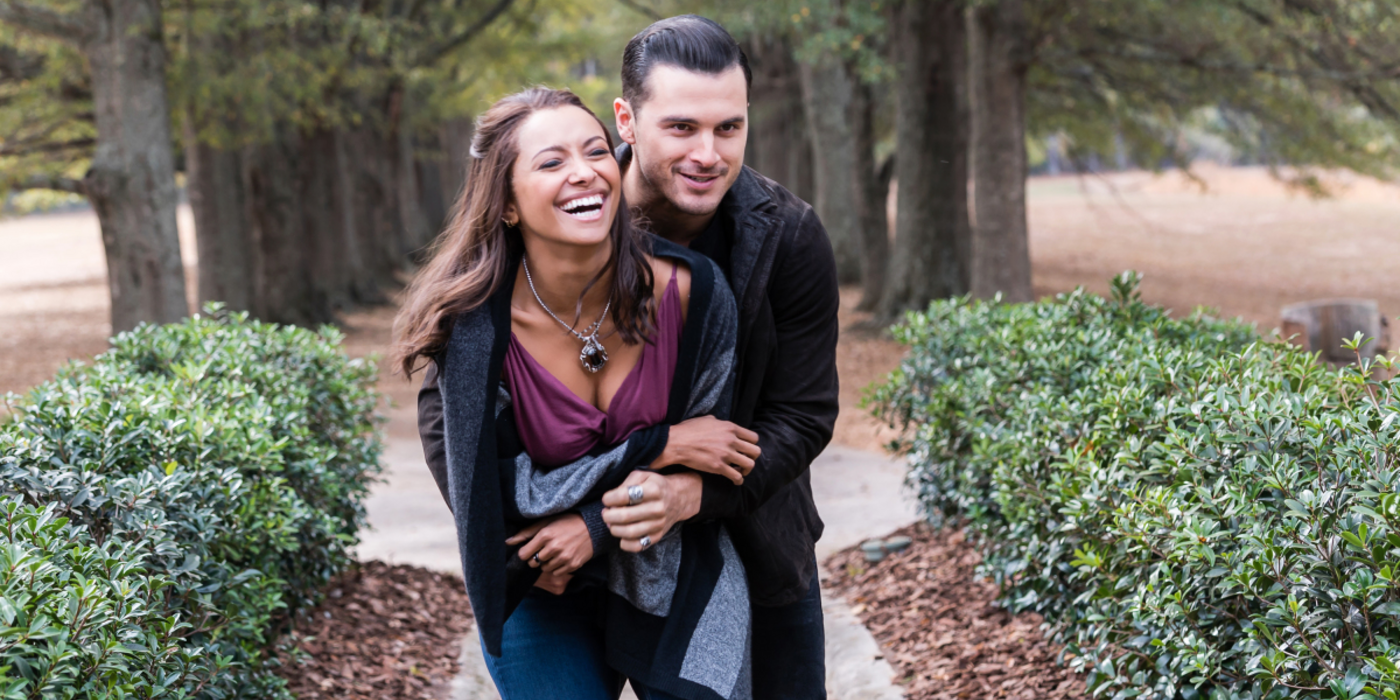 Enzo (Michael Malarkey) se abraza con Bonnie (Kat Graham) en The Vampire Diaries