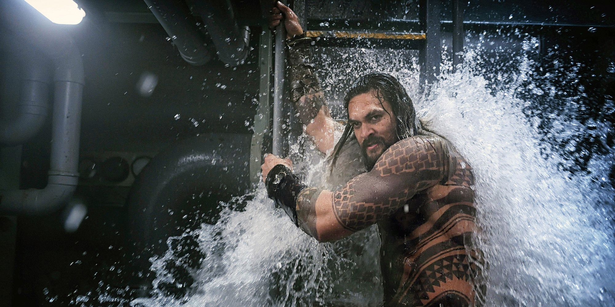 Jason Momoa's Aquaman enters a sinking submarine in Aquaman (2018).