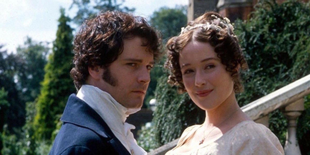 Sr. Darcy carrancudo ao lado de uma sorridente Elizabeth Bennet em Orgulho e Preconceito 