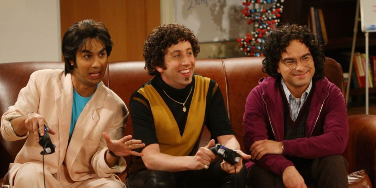 Raj, Howard e Leonard sentam no sofá jogando em um flashback para TBBT