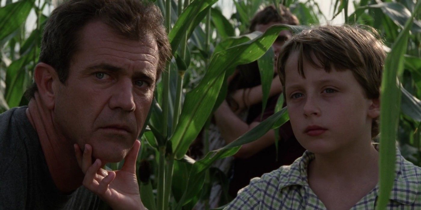Mel Gibson and Rory Culkin in a cornfield in Signs