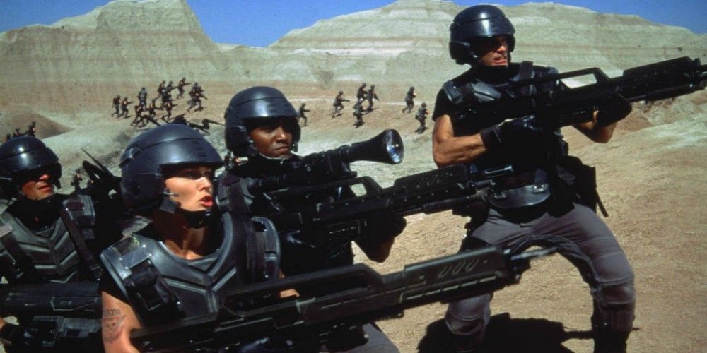 Soldiers holding guns in Starship Troopers