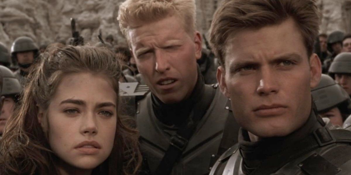 Rico, Ace and Carmen looking at something in Starship Troopers