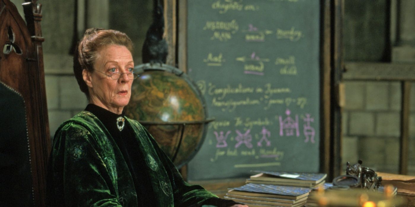 Uma imagem de Minerva McGonagall sentada atrás de uma mesa em Harry Potter e a Câmara Secreta