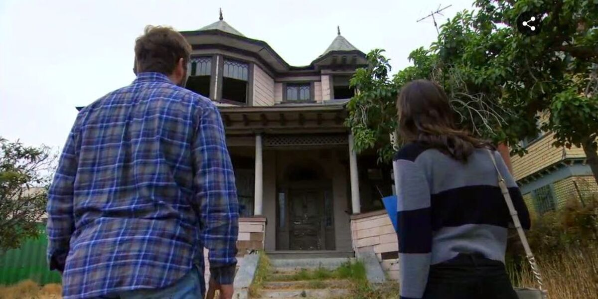 andy and april looking at the creepy house which they buy 