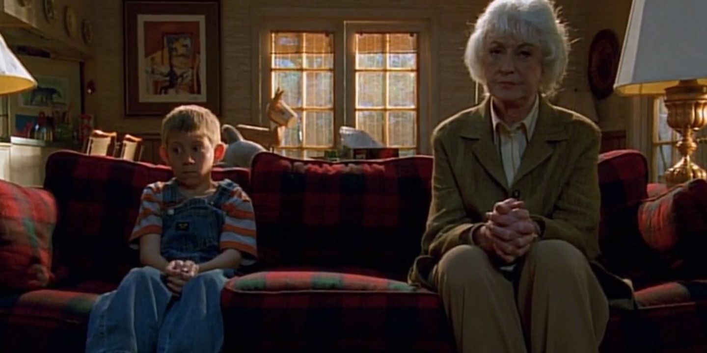 Bea Arthur on the couch with Dewey in Malcolm In The Middle 
