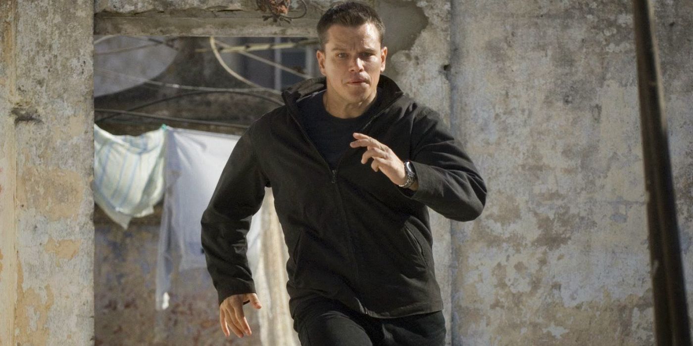 Jason Bourne jogs towards the camera in the Bourne Ultimatum
