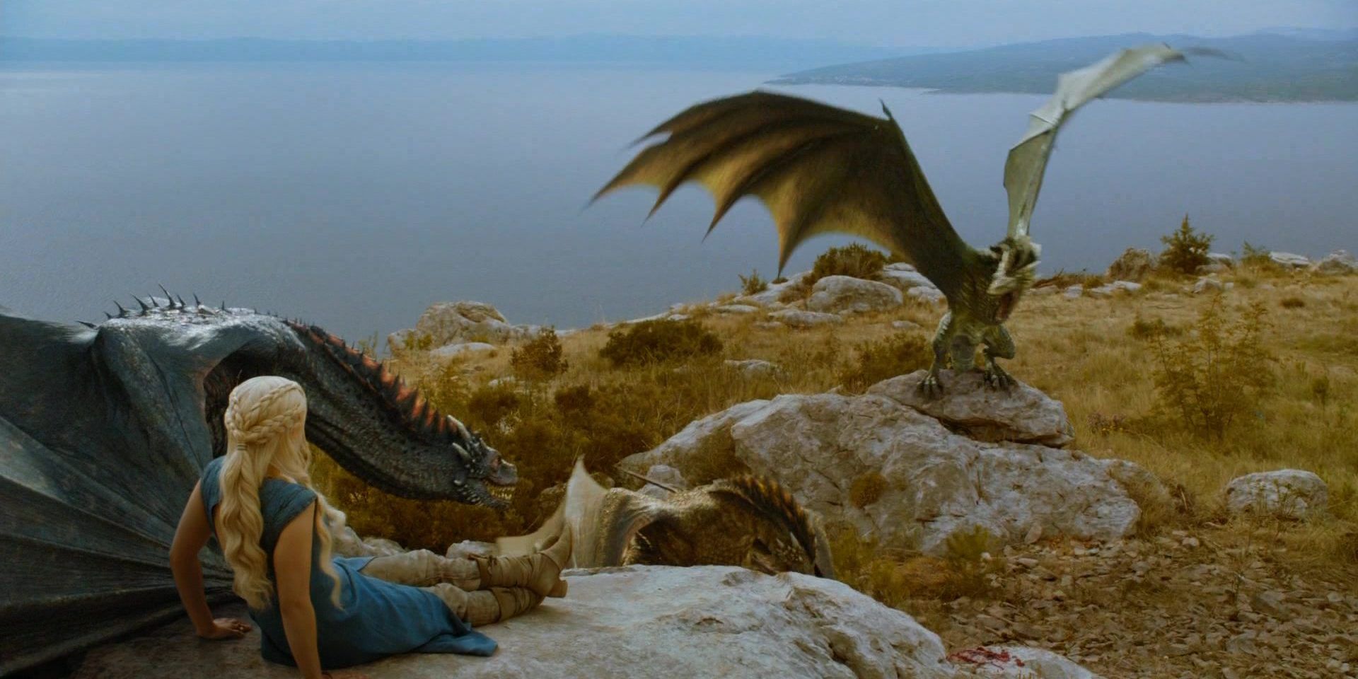 Daenerys descansa con sus dragones en Game of Thrones. 