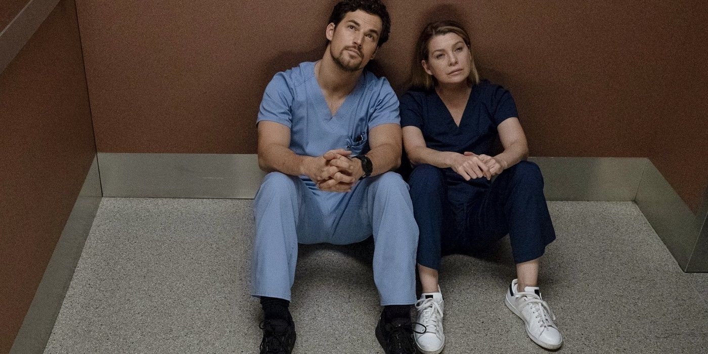 Meredith e DeLuca sentados em um elevador em Grey's Anatomy