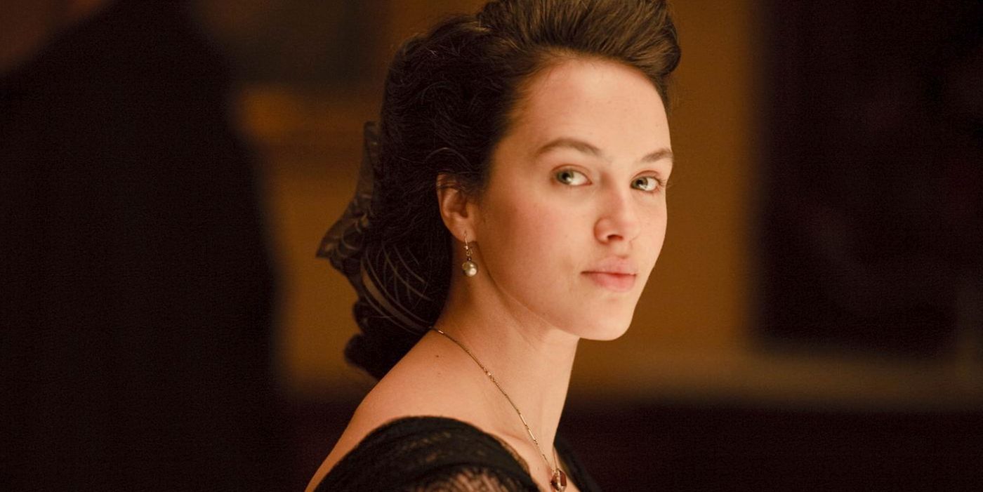 Lady Sybil looking to her right in Downton Abbey