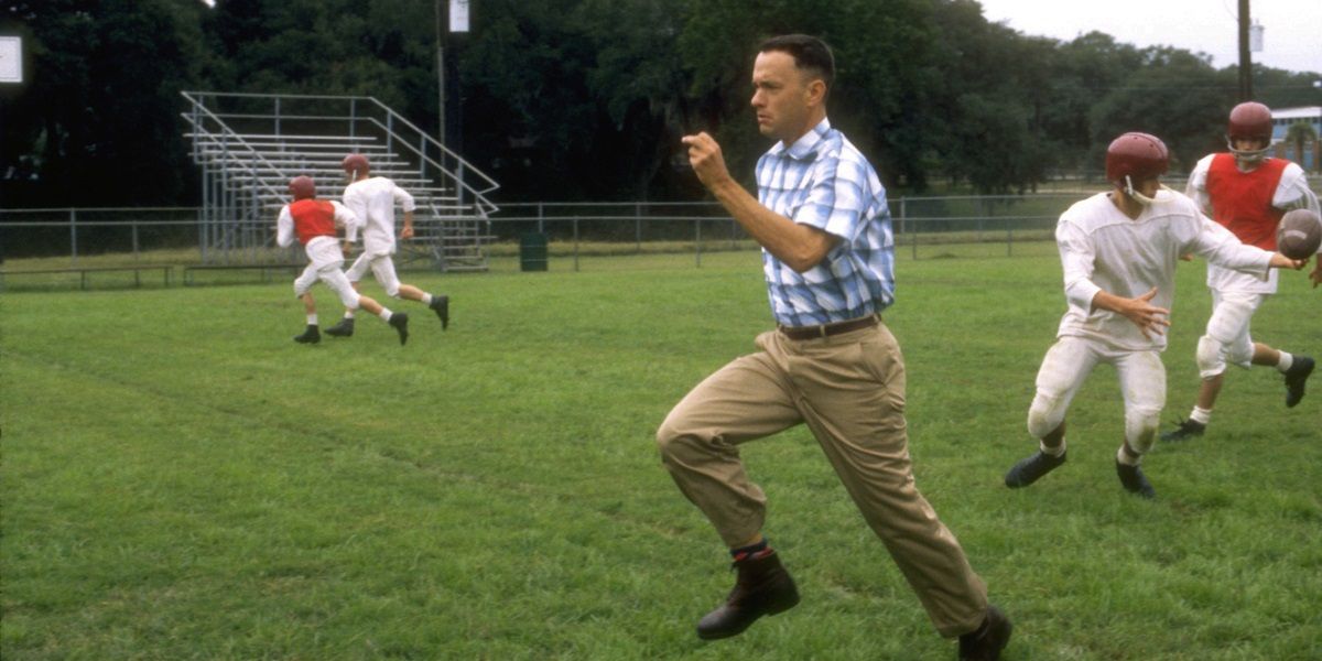 Forrest Gump correndo em um campo de futebol