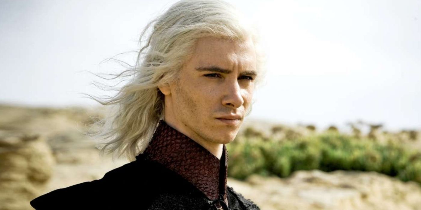 Viserys Targaryen olhando para longe com vento soprando em seu rosto em Game of Thrones 