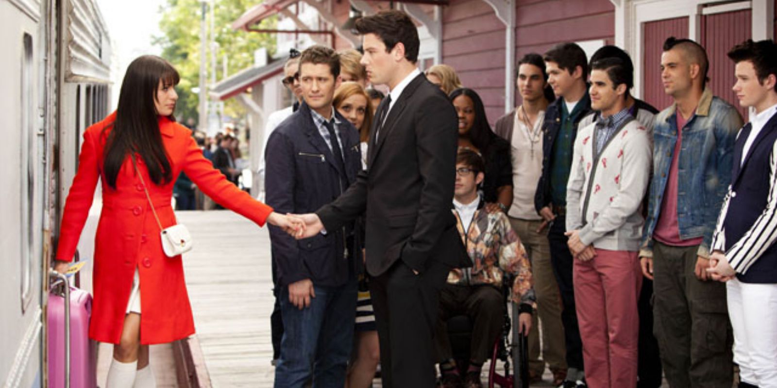 Rachel se despedindo de Finn e seus amigos enquanto ela embarca em um trem em Glee.