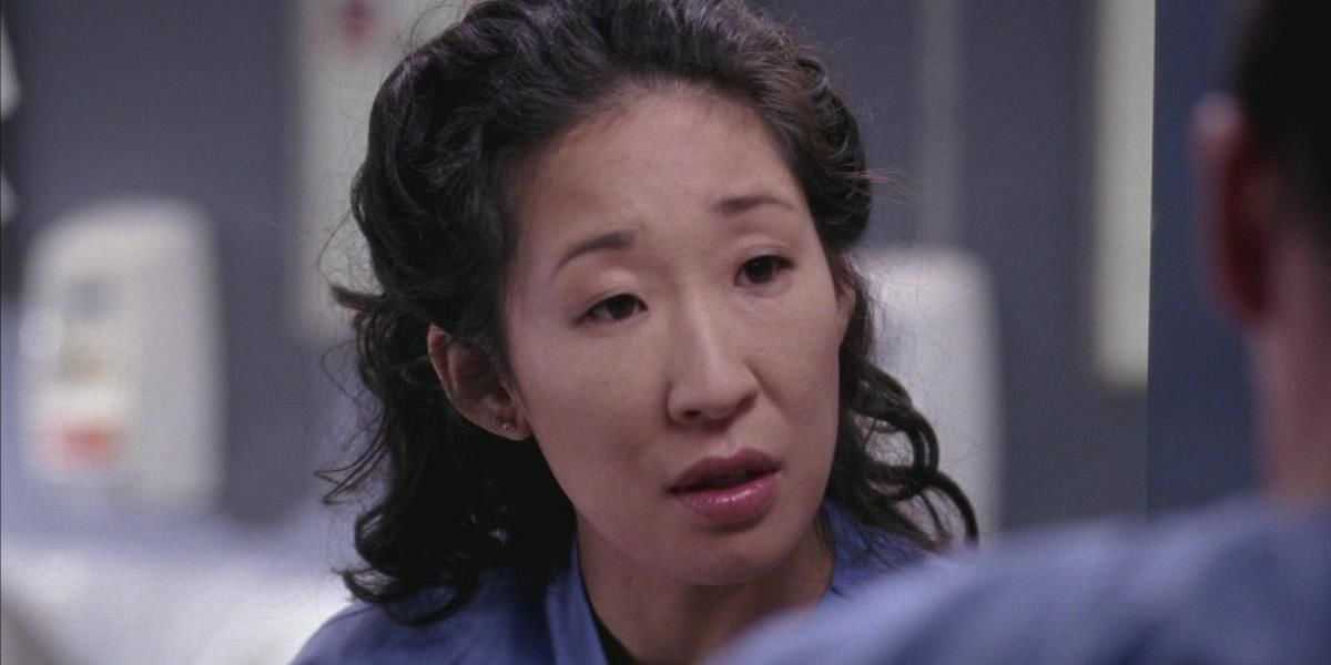 Cristina olhando atentamente para alguém em Grey's Anatomy.