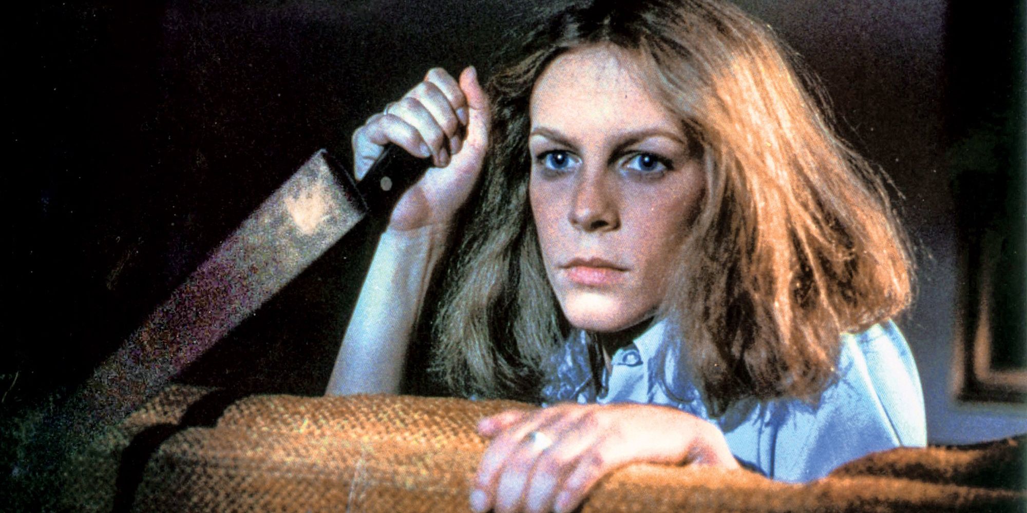 Laurie Strode holding up a knife in Halloween (1978)