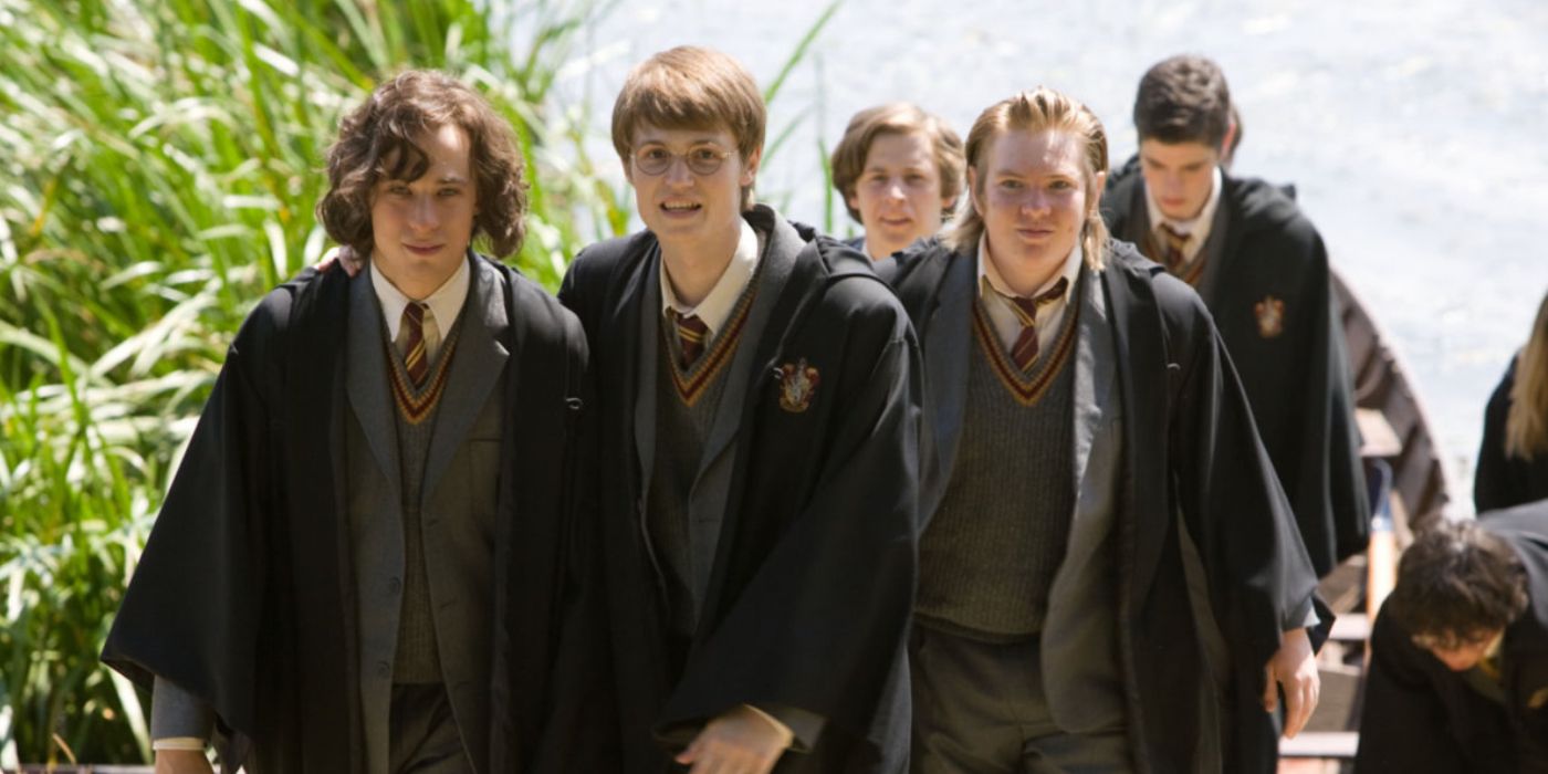 Os Marotos caminhando pelos jardins de Hogwarts em Harry Potter