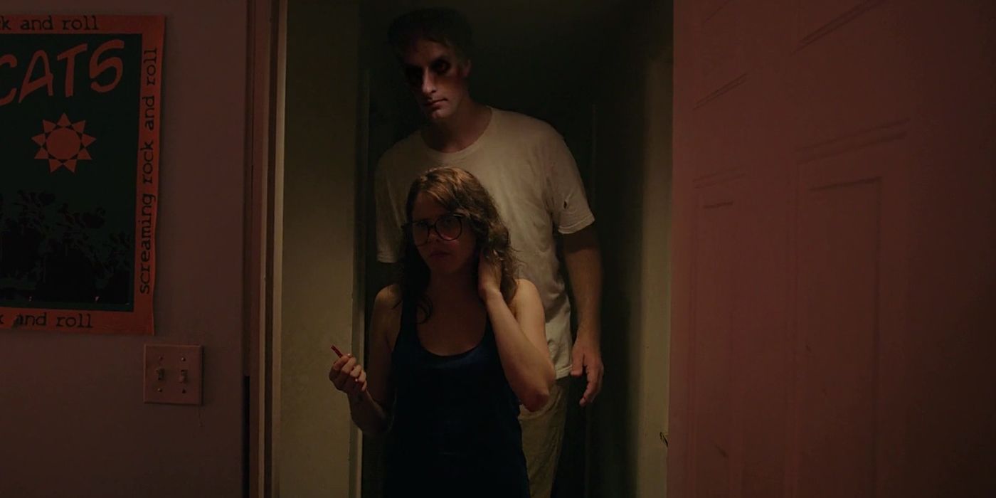 Le monstre apparaît derrière une femme dans It Follows (2014)