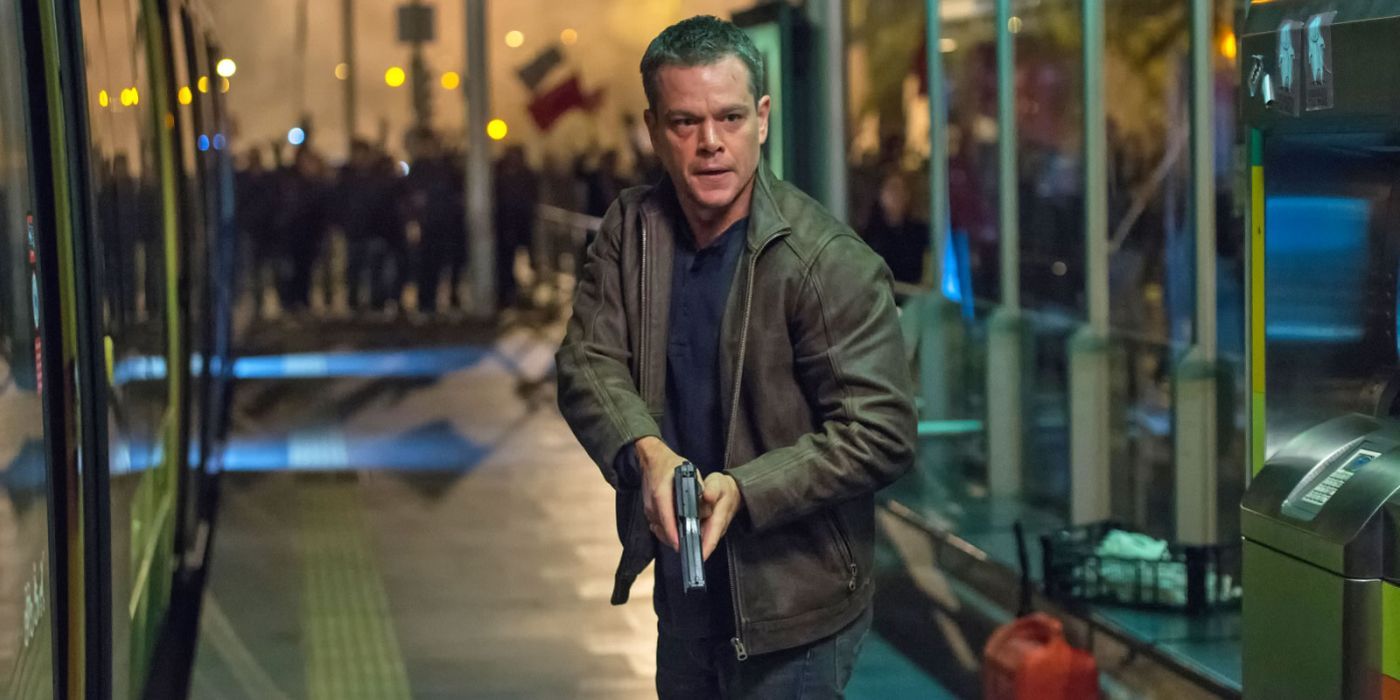 Jason Bourne berjalan dengan pistol