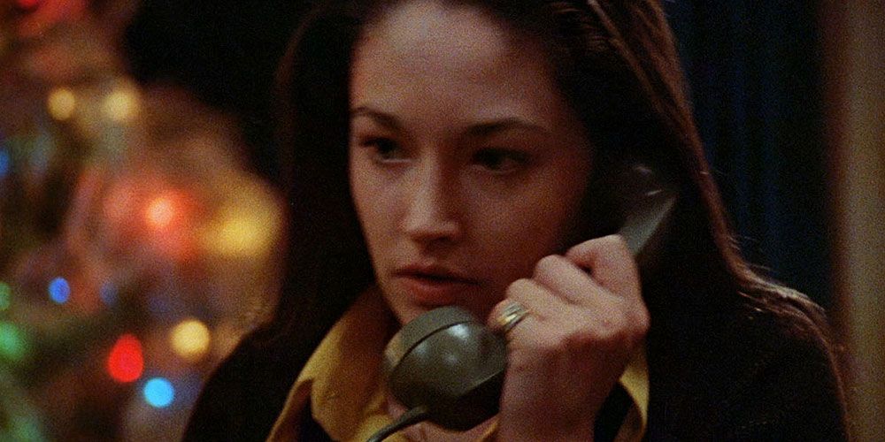 A woman answers the phone in Black Christmas 