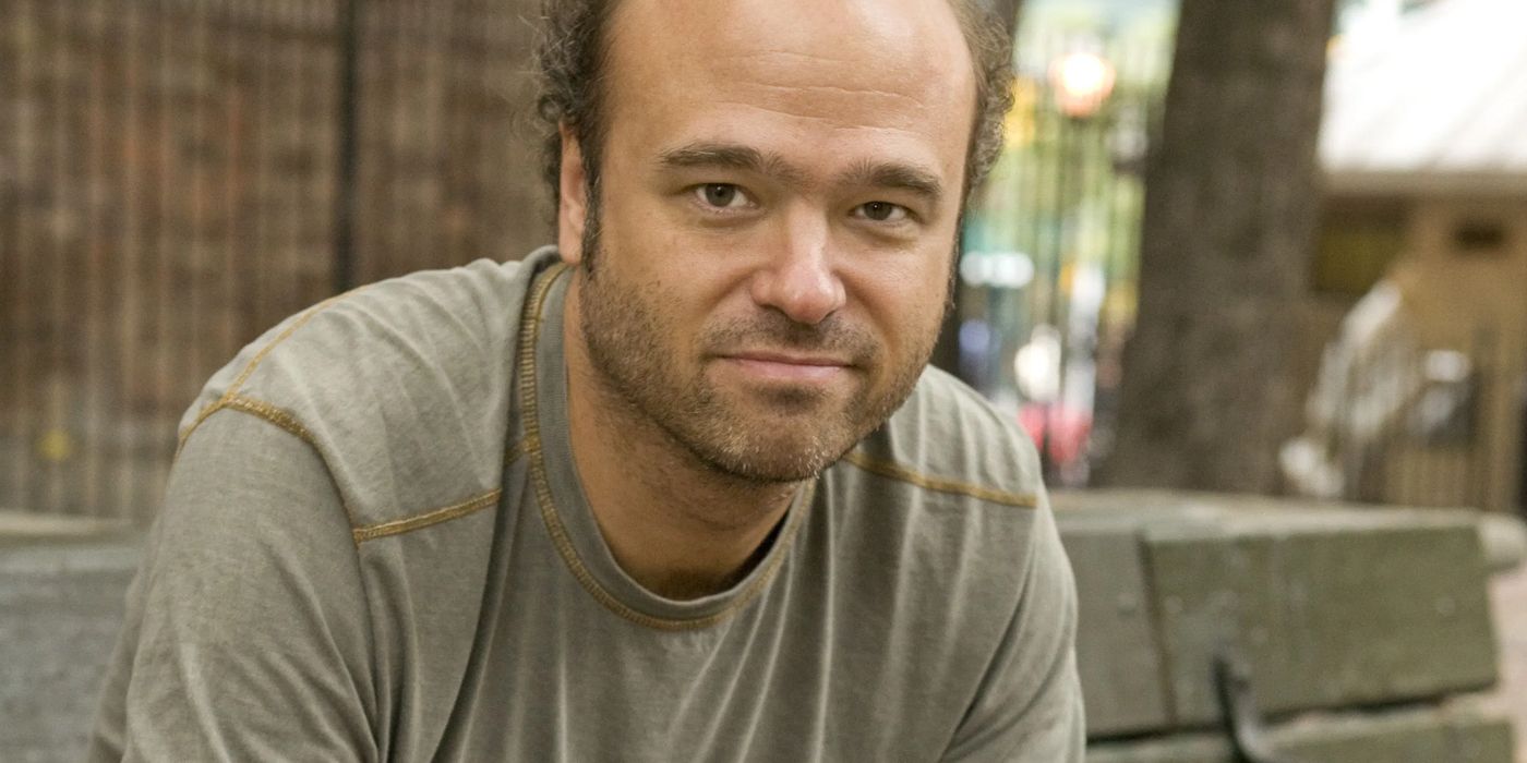 Pete smiling for the camera in 30 Rock.