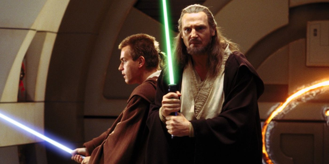 Obi-Wan Kenobi e Qui-Gon se preparam para lutar contra os droides Separatistas enviados pela Federação de Comércio em A Ameaça Fantasma