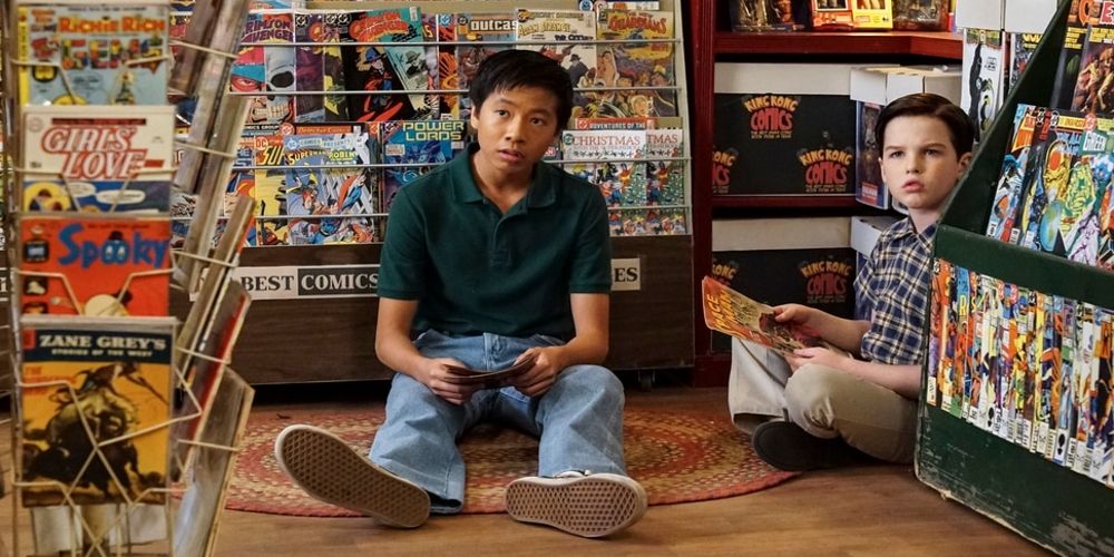 Sheldon e seu amigo Tam em uma loja de quadrinhos em um episódio de Young Sheldon.