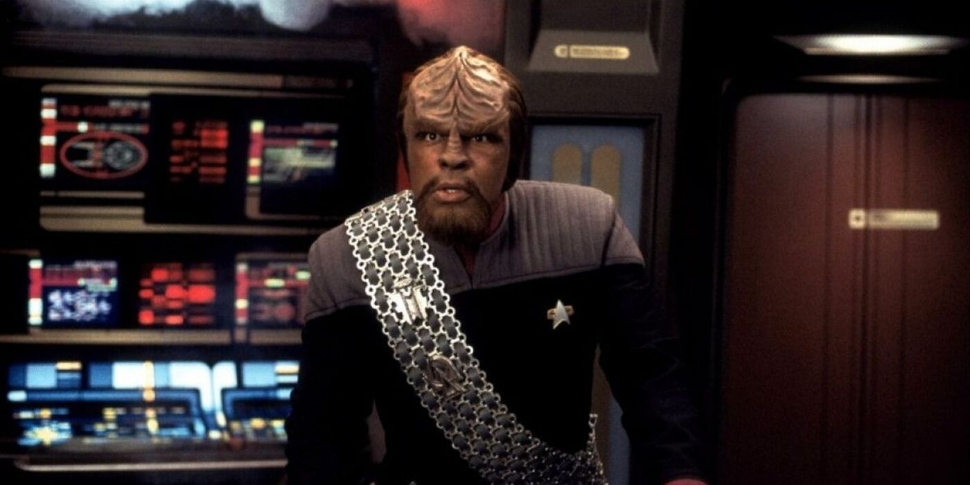 Worf shouts commands from Star Trek Deep Space Nine 