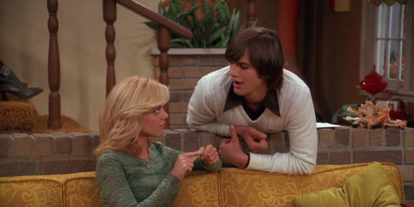 Kelso and Laurie speak in the lounge in That '70s Show